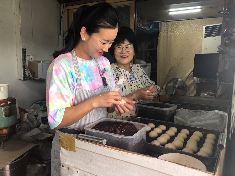 최춘희·육혜진 모녀는 매일 아침 찐빵 반죽을 만들고, 속을 채워 넣으며 하루 일과를 시작한다. 도란도란 이야기도 나누면서 일하면서 서로의 힘이 된다.