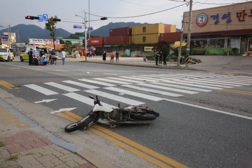 16일 오후 6시5분께 마암삼거리에서 승용차와 오토바이가 충돌해 오토바이운전자가 병원으로 이송됐다. 이 사고로 인근 도로가 한때 정체를 빚었다.